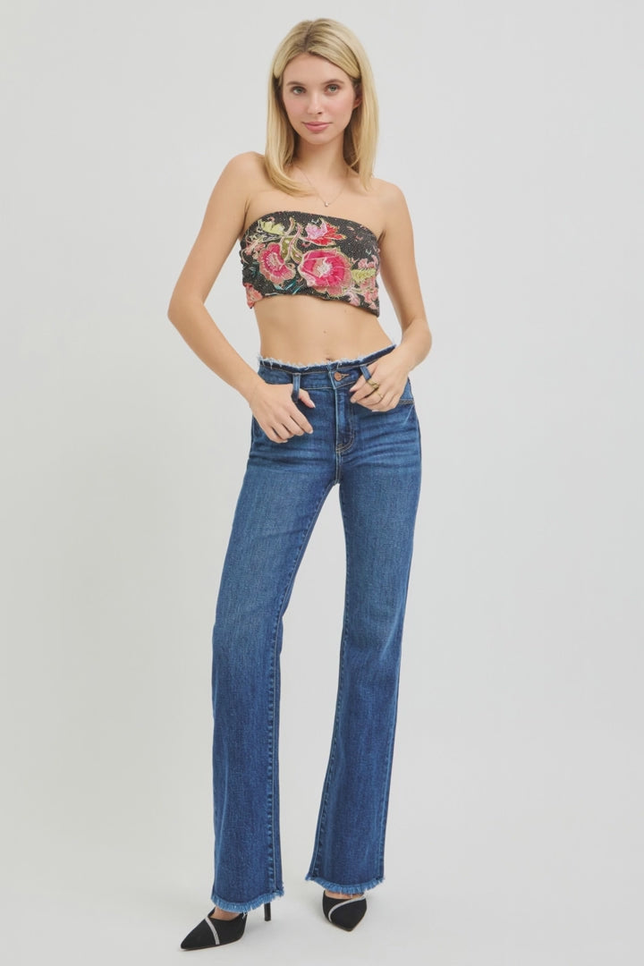 Pantalones vaqueros RISEN de talle medio con bajo deshilachado y detalle en la cintura